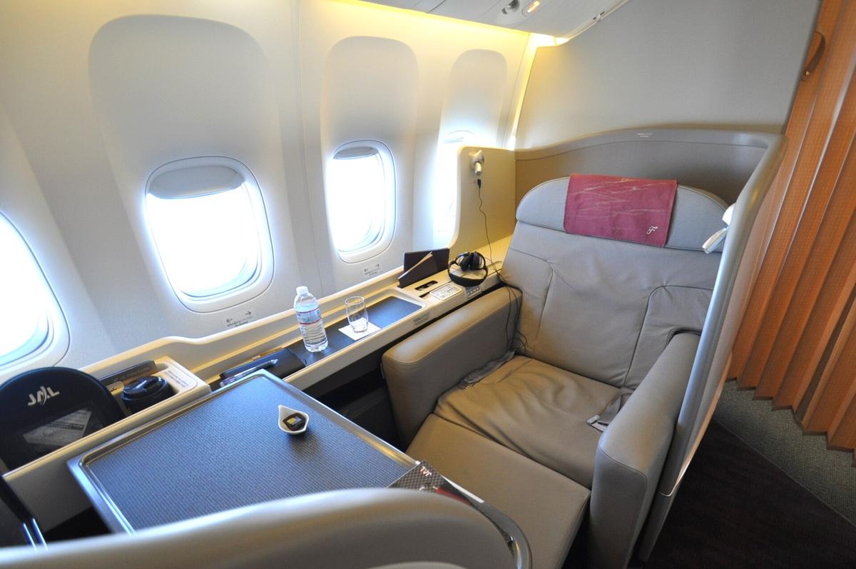 first class airline suite